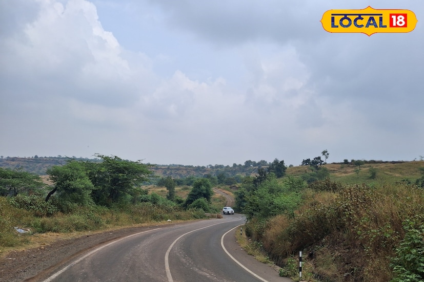 सांगली जिल्ह्यात मागील 24 तासात 15.8 अंश सेल्सिअस किमान तापमानाची नोंद झाली. आज जिल्ह्यात कमाल तापमान 32 अंशावर राहील. तसेच किमान तापमानात वाढ होऊन ते 18 अंशावर राहील. सांगलीत आज ढगांच्या गडगडाटासह हलक्या पावसाची शक्यता वर्तवण्यात आली आहे.