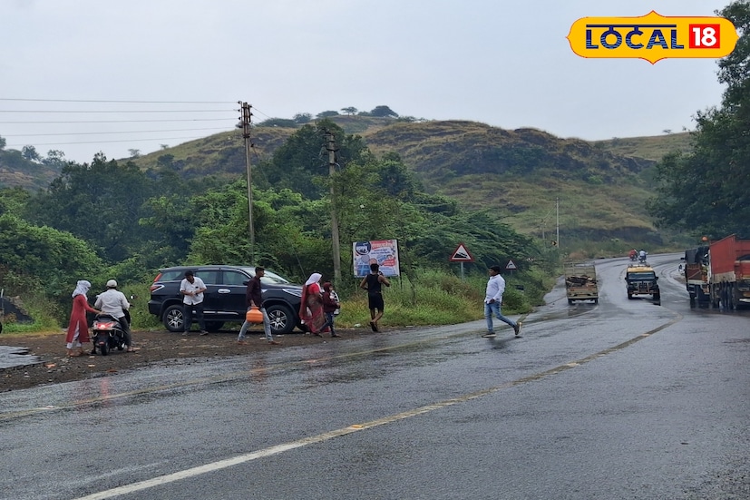कोल्हापूर जिल्ह्यात आज वातावरणातील थंडी गायब होवून कमाल तापमानाचा पारा 30.3 अंशावर राहील. तसेच किमान तापमानात वाढ होऊन ते 19.4 अंशापर्यंत राहील. पुढील तीन दिवस गारठा कमी राहणार असून तुरळक ठिकाणी पावसाची शक्यता आहे. 