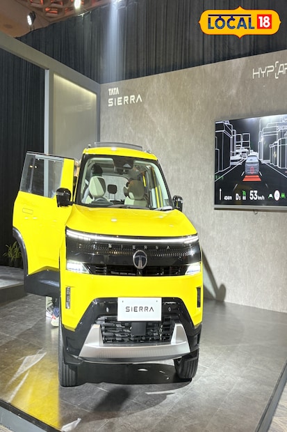 90 चा दशकामध्ये मार्केटवर राज्य करणारी किंग साईज एसयूव्ही अखेरीस लाँच झाली आहे. टाटा मोटर्सने तब्बल ३४ वर्षांनंतर आपल्या लाडक्या टाटा सियारा Tata Sierra ला मोठ्या प्रतिक्षेनंतर अखेरीस जगासमोर आणलं आहे. नवीन Tata Sierra 2025 ही दिसायला जितकी सुंदर आहे, तितकेच तिचे फिचर्स आहे. 90 चा दशकामध्ये मार्केटवर राज्य करणारी किंग साईज एसयूव्ही अखेरीस लाँच झाली आहे. टाटा मोटर्सने तब्बल ३४ वर्षांनंतर आपल्या लाडक्या टाटा सियारा Tata Sierra ला मोठ्या प्रतिक्षेनंतर अखेरीस जगासमोर आणलं आहे. नवीन Tata Sierra 2025 ही दिसायला जितकी सुंदर आहे, तितकेच तिचे फिचर्स आहे.