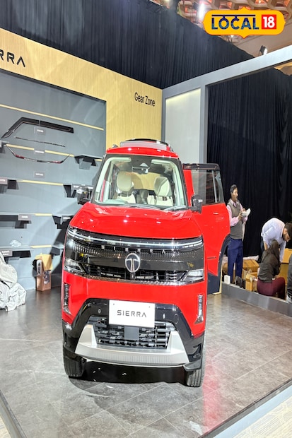 विशेष म्हणजे, मागील काही दिवसांपासून टाटा सियाराची किंमत किती असणार याबद्दल तर्क वितर्क लढवले जात होते, अखेरीस टाटाने यावरून पडदा बाजूला केला आहे. टाटा सियाराची किंमत एक्स शोरूम ११.४९ लाख  इतकी ठेवण्यात आली आहे. Tata Sierra 2025 ची बुकिंग १६ डिसेंबरपासून सुरू होईल.  तर डिलिव्हरी ही १५ जानेवारी २०२६ पासून होणार आहे.