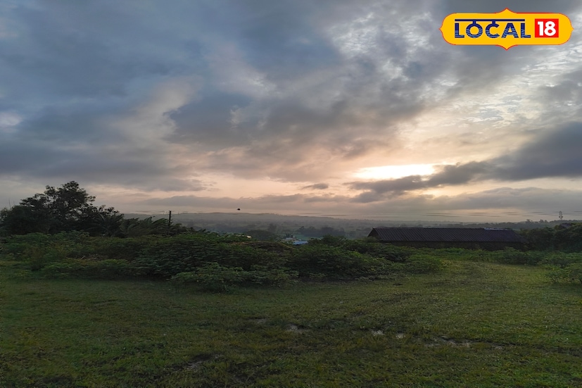 कोकण किनारपट्टीवर, म्हणजे रायगड, रत्नागिरी आणि सिंधुदुर्ग या तिन्ही जिल्ह्यांत आज हवामान शांत आणि कोरडे राहेल. सकाळी हलकासा गारवा जाणवले. किमान तापमान 20–22°C तर कमाल तापमान 30–32°C पर्यंत जाईल. पावसाची कुठेही शक्यता नाही. समुद्रकिनारी भागांमध्ये वारा असल्याने दुपारी उकाड्यापासून काहीसा दिलासा मिळेल. संध्याकाळ ते रात्री तापमान पुन्हा 22–23°C वर येईल आणि हवेत हलकी थंडी जाणवेल