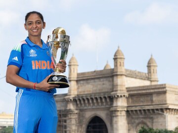 वर्ल्ड कप ट्रॉफी घेऊन झोपली, पण कॅप्टन हरमनप्रीतच्या टी शर्टचीच चर्चा, सहा शब्द