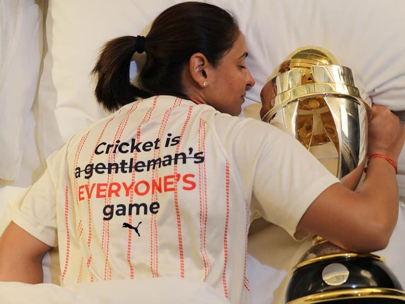 या विजयानंतर कॅप्टन हरमनप्रीत रविवारी रात्री उशीरा वर्ल्ड कप ट्रॉफी घेऊनच झोपी गेली होती.या दरम्यानचा फोटो तिने आता सोशल मीडियावर शेअर केला आहे. 