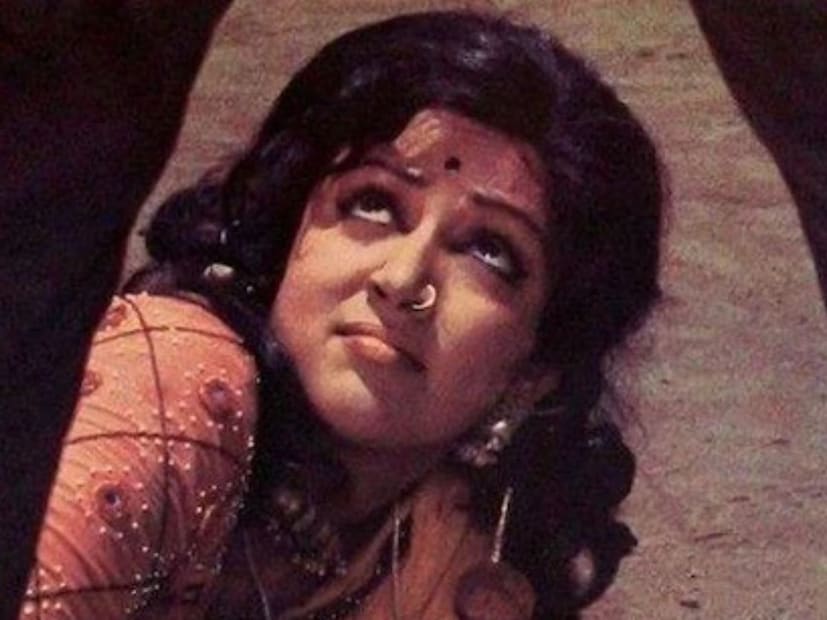  अॅक्शन सीनबद्दल बोलताना हेमा मालिनी म्हणाल्या,"चित्रपटांत माझ्यासाठी खूप अॅक्शन सीन असायचे. शोलेमध्येही अॅक्शन सीन होते. तांगे वाला सीन सगळ्यात कमाल होता. ज्यात बसंती डाकूचा पिछा करते. या सीनसाठी संपूर्ण युनिटने किती मेहनत घेतली होती हे आजही मला चांगलच आठवतंय.