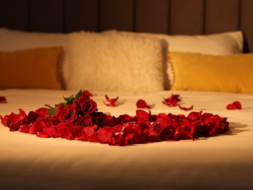 1990 च्या दशकापूर्वी हॉटेल्समध्ये रंगीत चादरी वापरल्या जात असत. जेणेकरून डाग, अस्वच्छता लपवता येईल पण त्यानंतर परदेशातील हॉटेल्समनी पांढऱ्या चादरी वापरायला सुरुवात केली आणि हळूहळू, जगभरातील हॉटेल्समध्ये ही प्रवृत्ती सामान्य झाली. त्यामागे अनेक मनोरंजक आणि व्यावहारिक कारणं आहेत. 1990 च्या दशकापूर्वी हॉटेल्समध्ये रंगीत चादरी वापरल्या जात असत. जेणेकरून डाग, अस्वच्छता लपवता येईल पण त्यानंतर परदेशातील हॉटेल्समनी पांढऱ्या चादरी वापरायला सुरुवात केली आणि हळूहळू, जगभरातील हॉटेल्समध्ये ही प्रवृत्ती सामान्य झाली. त्यामागे अनेक मनोरंजक आणि व्यावहारिक कारणं आहेत.