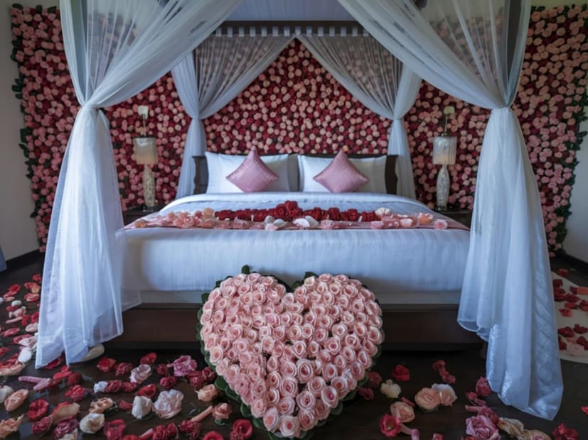 पांढरा रंग शांती, पवित्रता आणि सकारात्मक ऊर्जेचं प्रतीक मानला जातो. जेव्हा पाहुणे हॉटेलच्या खोलीत राहतात तेव्हा पांढऱ्या चादरीचा प्रभाव शांती आणि शांततेची भावना निर्माण करतो. हा रंग आराम करण्यास आणि मन आनंदी ठेवण्यास देखील मदत करतो.