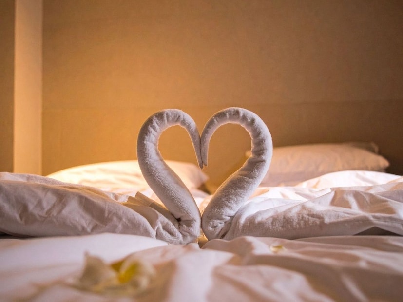 एकंदर काय तर फक्त हनीमूनच नाही, तर इतर वेळीही बहुतेक हॉटेलमध्ये बेडवरील चादरी पांढऱ्या रंगाच्याच असतात. कारण हे केवळ पाहुण्यांसाठी एक अनोखा अनुभव देत नाही तर हॉटेलच्या देखभालीसाठी देखील अत्यंत सोयीस्कर ठरतं.