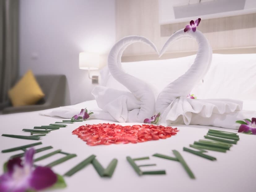 रंगीत चादरी सतत धुतल्याने त्यांचा रंग फिकट होतो. पण पांढऱ्या चादरीवर तसा परिणाम होत नाही.  पांढऱ्या चादरी धुण्यास आणि उजळवण्यास अत्यंत सोप्या असतात. सर्व हॉटेल चादरी ब्लीच आणि क्लोरीनने एकाच वेळी धुतल्या जातात. ब्लीचने डाग देखील लगेच काढून टाकले जातात.