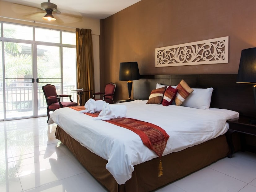 बेडवरील रंगीत कापड : तुम्ही पाहिलं असेल बेडवर एक छोटी कापडाची रंगीत लाल पट्टी ठेवलेली असते. माहितीनुसार ती वर्षातून फक्त एकदा किंवा दोनदा धुतली जाते. प्रत्येक गेस्ट त्यावर बसतो किंवा झोपतो, पण त्या फार वेळा धुतल्या जात नाहीत. म्हणून रूममध्ये गेल्यानंतर त्या बाजूला करून ठेवा.