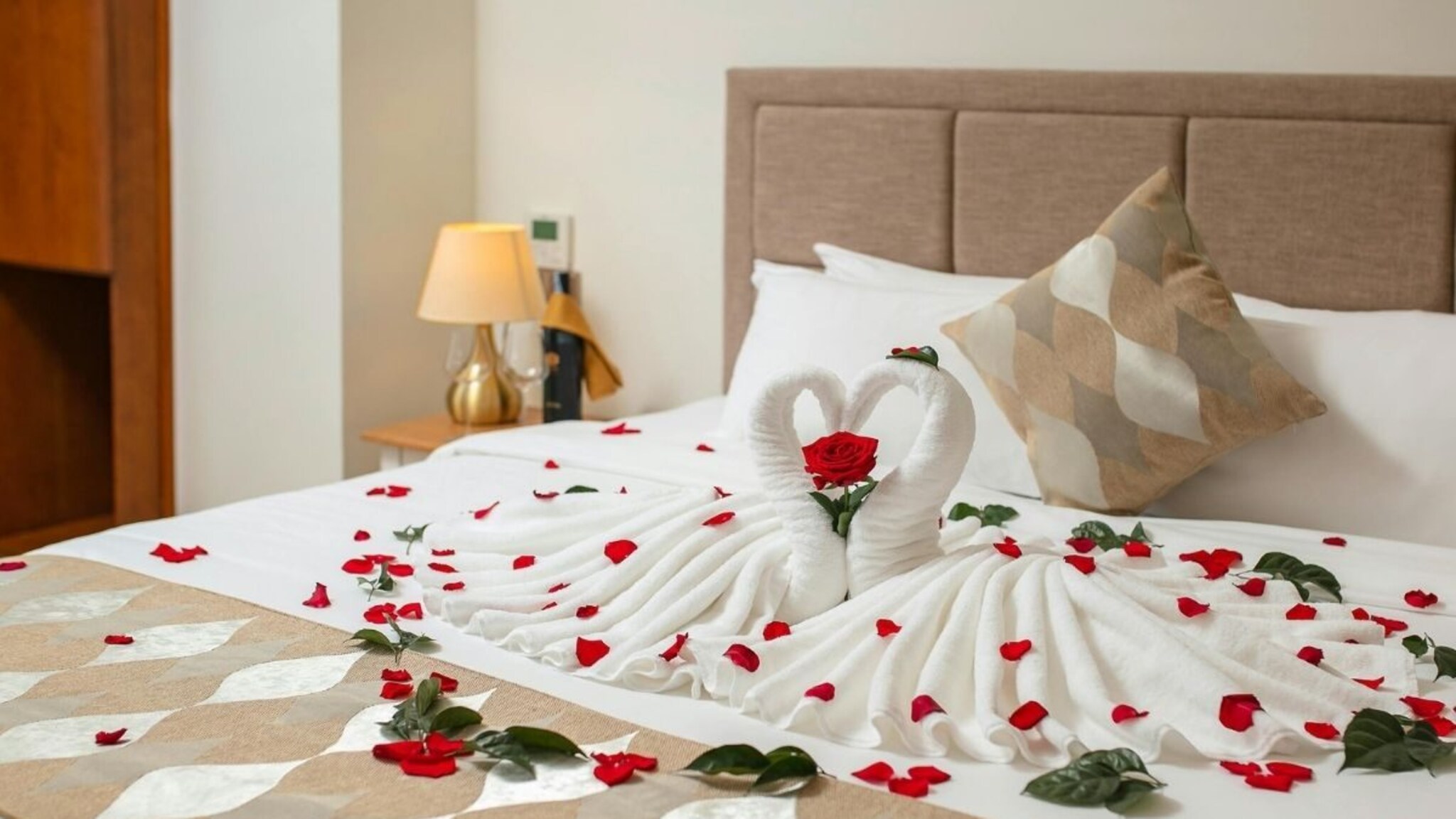 Honeymoon Hotel : हॉटेलच्या बेडवर ही रंगीत कापडाची पट्टी का असते? हनीमूनला गेलेल्या कपलला माहिती हवंच