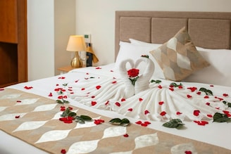 हॉटेलच्या बेडवर हे पट्टीसारखं कापड का असतं? हनीमूनला गेलेल्या कपलला माहिती हवंच