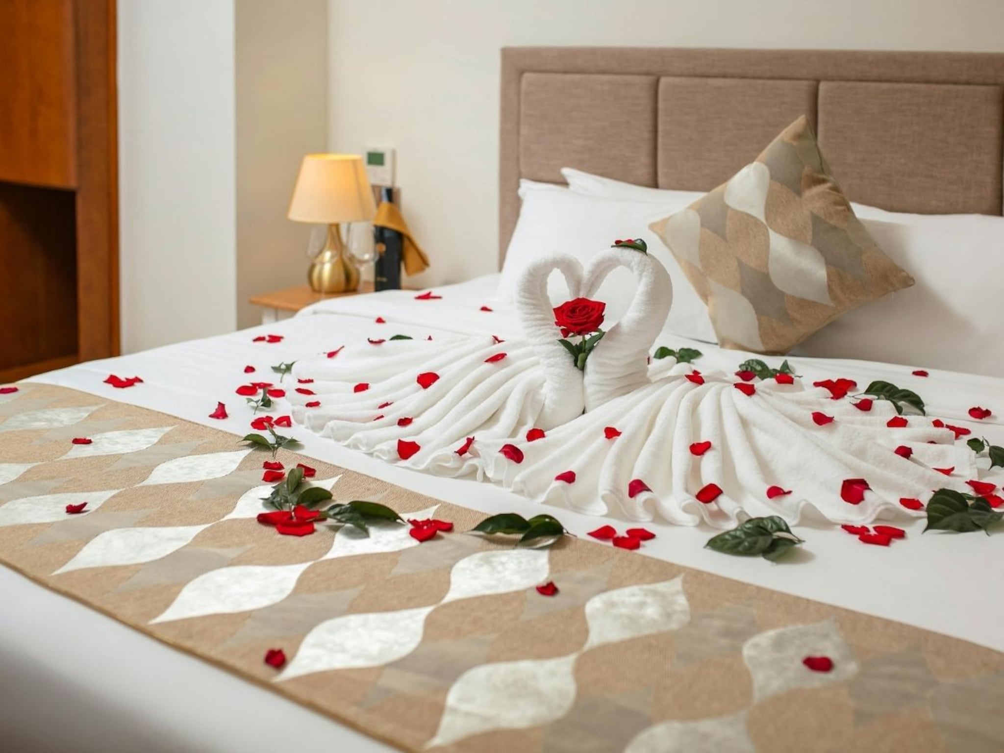 Honeymoon Hotel : हॉटेलच्या बेडवर ही रंगीत कापडाची पट्टी का असते? हनीमूनला गेलेल्या कपलला माहिती हवंच