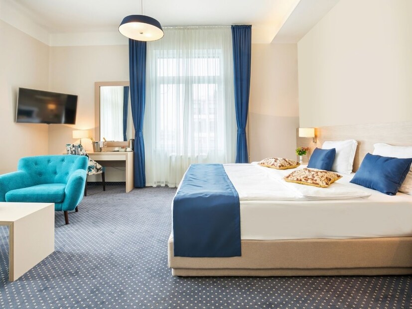 6) घरातील पूजा करण्यासाठी बेडरूम वापरणे योग्य नाही. बेडरूममध्ये चुकूनही देव्हारा असू नये, वास्तुशास्त्र ते योग्य मानले जात नाही.