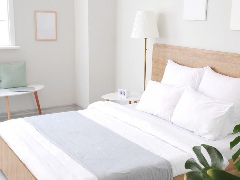 मृत व्यक्तीचे अंथरूण देखील दान करून टाकावे. तसेच, मृत व्यक्तीची कुंडली घरात ठेवू नये. ती मंदिरात ठेवून देणे किंवा एखाद्या पवित्र नदीत विसर्जित करणे उत्तम मानले जाते. असे केल्याने मृताच्या आत्म्याला मुक्ती मिळण्यास मदत होईल.(सूचना : येथे दिलेली माहिती ज्योतिषीय ज्ञानावर आधारित आहे. याला कोणताही शास्त्रीय पुरावा नाही. न्यूज 18 मराठी त्याची हमी देत नाही.)
