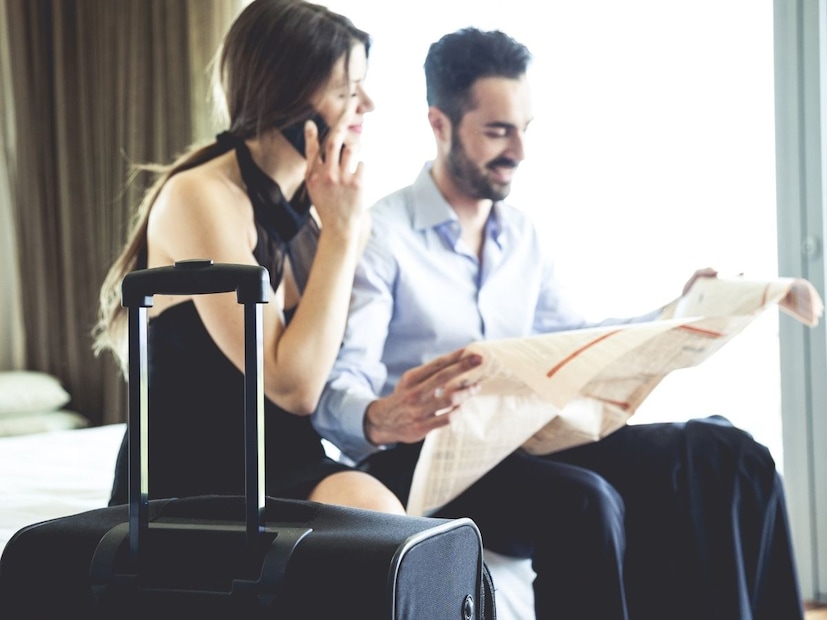 नवविवाहित जोडपी आता हनीमूनला जात आहे. काही जण हनीमूनवर असतील तर काही जण हनीमूनच्या तयारीत असतील. हनीमून म्हणजे हॉटेल आलंच. पण हॉटेलमध्ये राहताना कपल्सने काही गोष्टी लक्षात घ्यायला हव्यात. त्यापैकी एक म्हणजे हॉटेलमधील अशा काही वस्तू ज्यांना कपल्सने चुकूनही हात लावू नये. नवविवाहित जोडपी आता हनीमूनला जात आहे. काही जण हनीमूनवर असतील तर काही जण हनीमूनच्या तयारीत असतील. हनीमून म्हणजे हॉटेल आलंच. पण हॉटेलमध्ये राहताना कपल्सने काही गोष्टी लक्षात घ्यायला हव्यात. त्यापैकी एक म्हणजे हॉटेलमधील अशा काही वस्तू ज्यांना कपल्सने चुकूनही हात लावू नये.