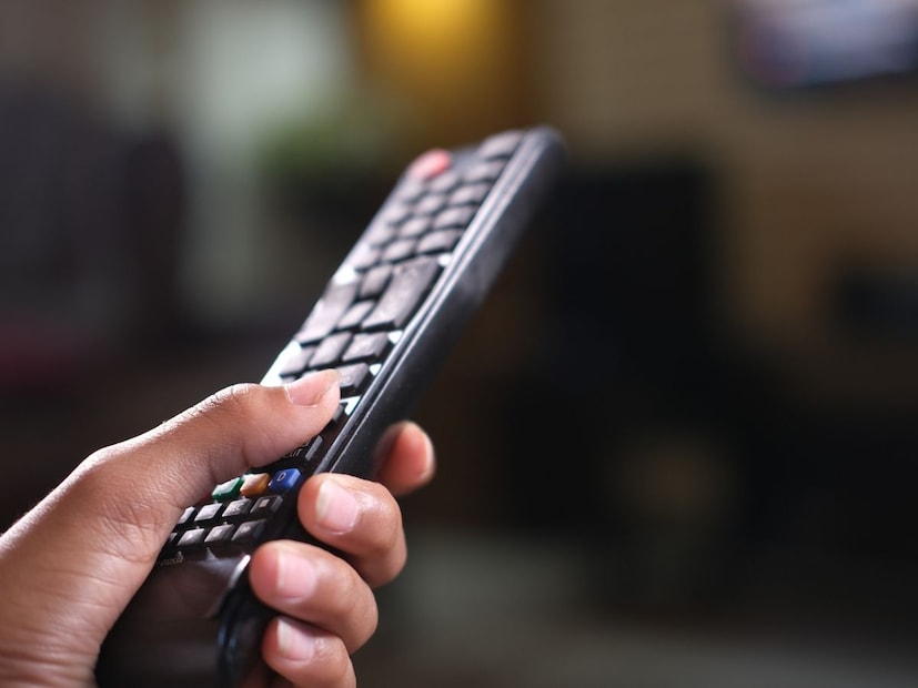 टीव्ही रिमोट : हॉटेलच्या रूममध्ये टीव्ही रिमोट सर्वात जास्त वापरली जाणारी वस्तू. प्रत्येक गेस्ट तो वापरतो, ज्यामुळे त्यावर खूप बॅक्टेरिया असू शकतात. म्हणून वापरण्यापूर्वी रिमोट सॅनिटायझर किंवा वाइप्सने स्वच्छ करून घ्या.