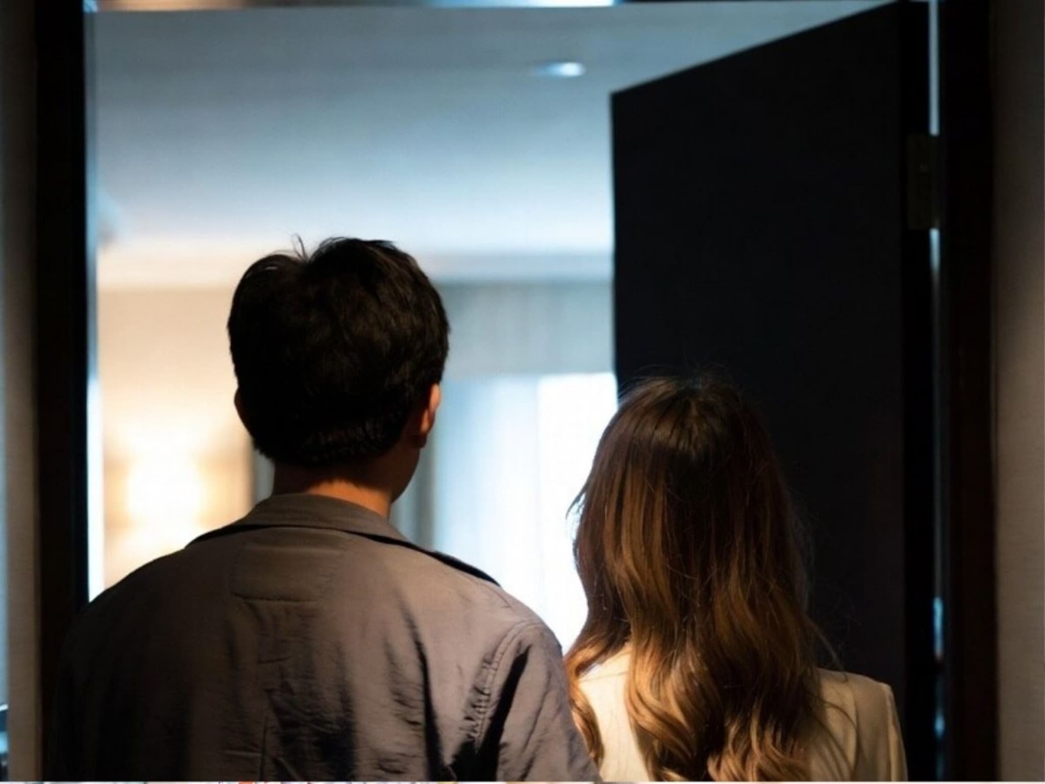 Honeymoon Hotel : हनीमूनला गेलात, हॉटेल रूममध्ये गेल्या गेल्या लाइट लावू नका; कर्मचाऱ्यानेच सांगितलं कारण