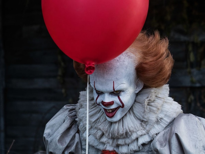  पेनीवाइझ दर काही दशकांनी डेरी, मेन या काल्पनिक शहरात परत येतो आणि मुलांच्या मनातील भीतीचा वापर करून त्यांना आपले बळी बनवतो. जरी पेनीवाइझ हा एक काल्पनिक पात्र असला, तरी त्याची निर्मिती वास्तविक घटनांमधून, विशेषतः सिरीयल किलर जॉन वेन गेसी यांच्या प्रेरणेने झालेली आहे.