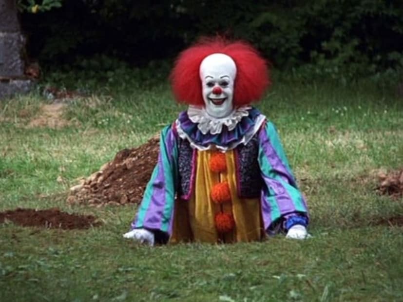  ‘IT’ सीरिजमध्ये पेनीवाइझ हा गटारांमध्ये, अंधाऱ्या कोपऱ्यांत आणि शांत गल्लीबोळांमध्ये लपून बसतो आणि मुलांच्या भीतीचा फायदा घेतो. त्याचवेळी, जर जॉन वेन गेसी बद्दल बोलायचे झाले, तर त्याच्या अपराधांनी संपूर्ण जगाला हादरवून सोडले होते. त्याने आपल्या अनेक बळींना घराखाली पुरून टाकले होते.