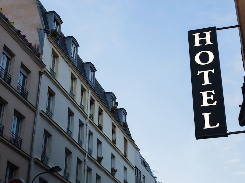 तुम्हाला असं वाटेल की अशा हॉटेलमध्ये कोण राहिल, पण आश्चर्यकारक गोष्ट म्हणजे हॉटेलला खूप चांगला प्रतिसाद मिळत आहे. इथं राहण्यासाठी लोकांची प्रतीक्षा यादी आहे. आता हे हॉटेल आहे कुठे, तर ते बर्मिंगहॅमच्या बाहेर एका शांत परिसरात आहे.