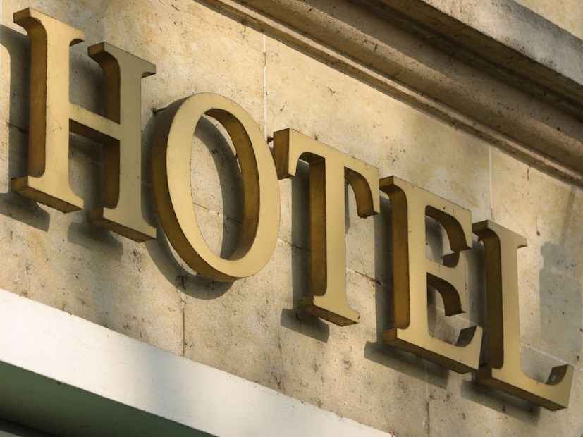 ही संकल्पना पहिल्या दृष्टीक्षेपात वादग्रस्त वाटू शकते.  मालकाने या अनोख्या उपक्रमाबद्दल केवळ तपशीलच शेअर केले नाहीत तर त्याचं कारण देखील स्पष्ट केलं. मालक टिम हिग्ज लोकांना निसर्गाच्या जवळ आणू इच्छित होते. हे हॉटेल 2010 मध्ये उघडलं. इथं राहिलेल्या पाहुण्यांसाठी हे एक आवडतं ठिकाण बनलं आहे. लोकांना बाहेरील जगापासून स्वातंत्र्याची भावना येते.