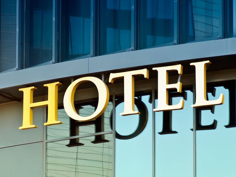 हो तुम्ही बरोबर वाचलं आहे. एक असं हॉटेल जिथं तुम्हाला जायचं असेल, राहायचं असेल तर तुम्हाला विना कपडे जावं लागेल. या हॉटेलमध्ये पाहुण्यांपासून ते कर्मचाऱ्यांपर्यंत सर्वजण विना कपडे फिरतात.  पाहुण्यांना कपड्यांशिवाय फिरण्याची आणि हॉटेलच्या सर्व सुविधांचा आनंद घेण्याची स्वातंत्र्य आहे.