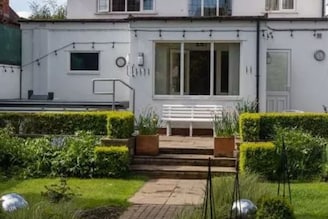 असंही एक हॉटेल, जिथं आत जाताच काढावे लागतात कपडे, घातल्यास दंड; कोणतं, आहे कुठे?