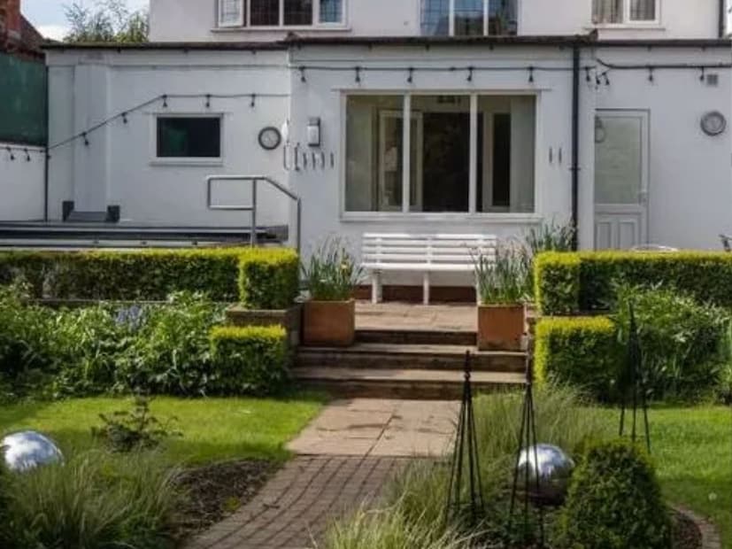 बाहेर कुठेही फिरायला गेलो की आपली कपड्यांची तयारी असते. तुम्ही असे काही हॉटेल्स पाहिले असतील जिथं कपड्यांबाबत काही नियम असतात. पण तुम्हाला सांगितलं असं एक हॉटेल आहे जिथं कपडे घालण्यास मनाई आहे, तर...