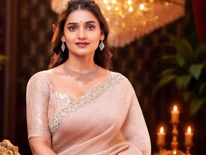  हृताने 'अनन्या' या चित्रपटाच्या माध्यमातून रुपेरी पडद्यावर पदार्पण केलं. काही दिवसांपूर्वीच 'आरपार' हा तिचा चित्रपट प्रेक्षकांच्या भेटीला आला होता. त्यानंतर 'सिंगिंग स्टार' या कार्यक्रमाचं तिने होस्टिंग केलं. आता हृताच्या आगामी प्रोजेक्टची चाहत्यांना उत्सुकता आहे.