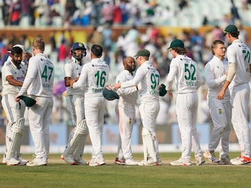 गंभीरचा अजब न्याय! हरवलं बॅटिंगने; पण बॉलरना बाहेर काढणार, टीममध्ये 2 बदल होणार! गंभीरचा अजब न्याय! हरवलं बॅटिंगने; पण बॉलरना बाहेर काढणार, टीममध्ये 2 बदल होणार!