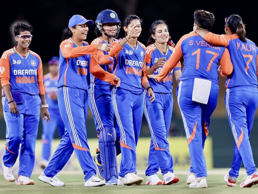 टीम इंडियासाठी मैदानात घाम गाळणाऱ्या महिला खेळाडूंना पुरूषांच्या तुलनेत नेमके किती पैसे मिळतात? हा नेहमीच चर्चेचा विषय राहिला आहे.पण आज दोघांना किती पैसे मिळतात हे जाणून घेऊयात. 