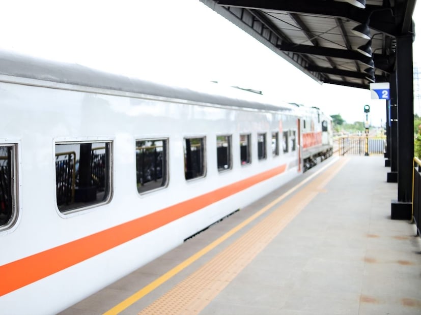 साधारणपणे रेल्वे कोणत्या प्लॅटफॉर्मवर जाणार हे नियोजित असतं. ज्या आधारे गाड्या प्लॅटफॉर्मवर थांबतात. पण काही कारणामुळे किंवा आपत्कालीन परिस्थितीत अचानक ट्रेनचा प्लॅटफॉर्म बदलला तर रेल्वे अधिकारी निर्णय घेतात.