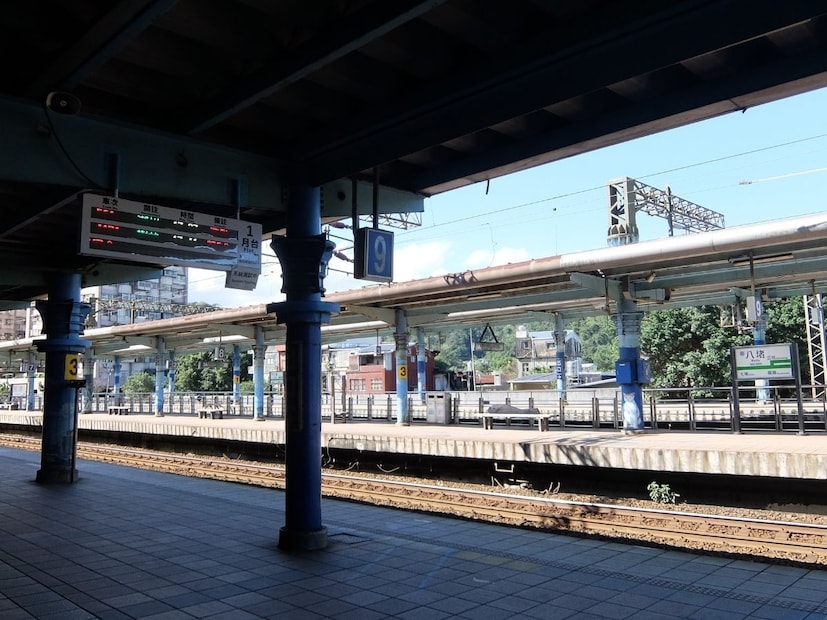 निवृत्त रेल्वे अधिकारी एस.के. श्रीवास्तव यांनी सांगितलं की, कोणत्याही स्थानकावरील स्टेशन मास्टर हा अंतिम अधिकारी असतो, जो प्लॅटफॉर्मच्या भौतिक स्थितीनुसार ट्रेन थांबवायची की नाही हे ठरवतो. ट्रेनची लांबी, प्लॅटफॉर्म रिकामा आहे का? ट्रेनचा प्रकार आणि इतर कोणत्याही गाड्या आधीच स्टेशनवर आहेत का यासारख्या घटकांवर आधारित निर्णय घेतले जातात.