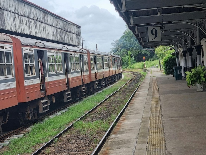 ट्रेन स्टेशनवर येण्याआधी स्टेशन मास्टर अधिकारी आणि कर्मचाऱ्यांशी बोलून ट्रेन कोणत्या प्लॅटफॉर्मवर जाणार तसंच ट्रेनचा प्लॅटफॉर्म बदलण्याचा निर्णय घेतात. याव्यतिरिक्त स्टेशनवरील पॉइंटमन आणि गेटमन देखील यात महत्त्वाची भूमिका बजावतात.