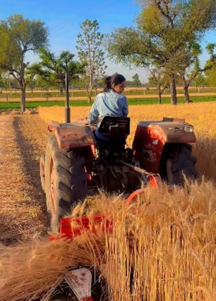 तिने शेतीची जबाबदारी पार पाडली आणि त्याच ऊर्जेने ग्लॅमरच्या जगातही पाऊल ठेवले. आज ती रँप वॉकवरही तेवढ्याच आत्मविश्वासाने चमकते आहे, आणि तिची चर्चा सर्वत्र सुरू आहे. तिच्या आयुष्यात एक अतिशय कठीण काळ आला. रुमेटॉइड आर्थरायटीस या दुर्धर आजारामुळे तिला दोन वर्षे चालणे-फिरणेही कठीण झाले. ती खूप आजारी पडली. या परिस्थितीत जिथे अनेकांनी तिची साथ सोडली, तिथे तिचा पती मात्र तिच्या पाठीशी खंबीरपणे उभा राहिला. त्याने प्रत्येक दिवशी तिची काळजी घेतली, इतकेच नाही तर स्वत:च्या हाताने तिला जेवणही भरवले. या प्रेमातूनच तिला जगण्याची आणि लढण्याची नवी आशा मिळाली.