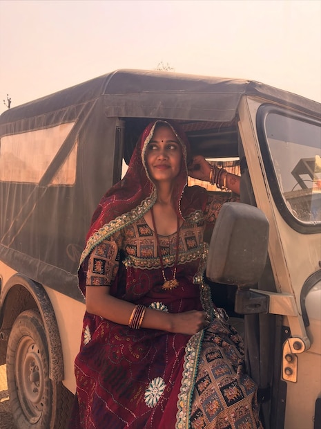 राजस्थानच्या लालित नेहराचं स्वप्न नेहमीच त्या चार भिंती आणि घराच्या उंबरठ्यापलीकडे होतं. ग्रॅज्युएशन पूर्ण होताच तिचं लग्न झालं आणि तिच्या डोळ्यांत असलेली सगळी स्वप्नं स्वयंपाकघरात चुलीवरच्या राखेच्या धुरासारखी हवेत विरून जाताना तिने पाहिली. मन त्या स्वप्नांच्या मागे धावत होतं, पण सामाजिक बंधनांमुळे तिला तो उंबरठा ओलांडता येत नव्हता. 