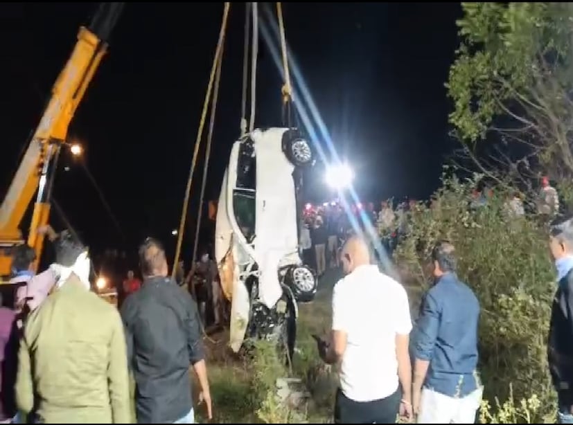 दरम्यान या घटनेनंतर पोलिसांनी क्रेनच्या मदतीने कार बाहेर काढून मृतदेह ताब्यात घेतले आहेत. तसेच या घटनेचा अधिक तपास सूरू केला आहे.