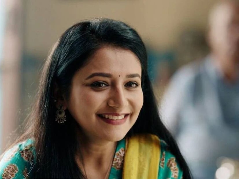  जुई गडकरी ही मराठी टेलिव्हिजन विश्वातील लोकप्रिय अभिनेत्री आहे. 'पुढचं पाऊल' या मालिकेच्या माध्यमातून ती घराघरांत पोहोचली. सध्या 'ठरलं तर मग' या मालिकेच्या माध्यमातून ती टेलिव्हिजनवर राज्य करत आहे.