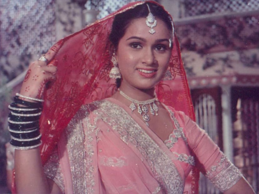  बॉलिवूडमधील अनेक कलाकारांनी बालकलाकार म्हणून आपला करिअरची सुरुवात केली. पद्मिनी कोल्हापुरे या त्या स्टार्सपैकी एक आहेत. 80 च्या दशकातील टॉप अभिनेत्रींपैकी एक असलेल्या पद्मिनी कोल्हापुरे यांनी अत्यंत लहान वयात काम करण्यास सुरुवात केली आणि पुढे जाऊन इंडस्ट्रीतील यशस्वी नायिका बनल्या.