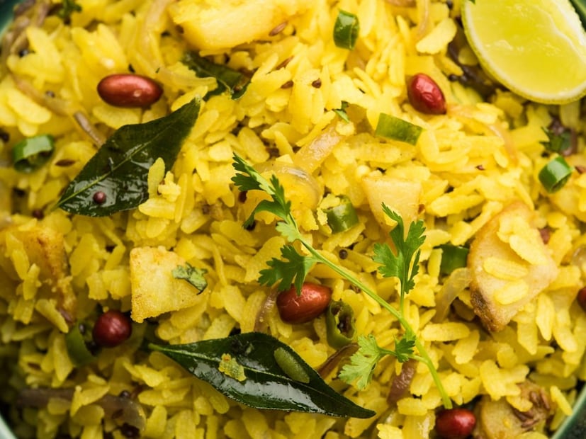 शेफने सांगितल्यानुसार कांदेपोहे थंड नाही तर कोमट पाण्यात भिजवायचे. पाण्यात पोहे टाकायचे आणि 30 सेकंदांनी त्यातील पाणी गाळून ते बाजूला ठेवायचे.