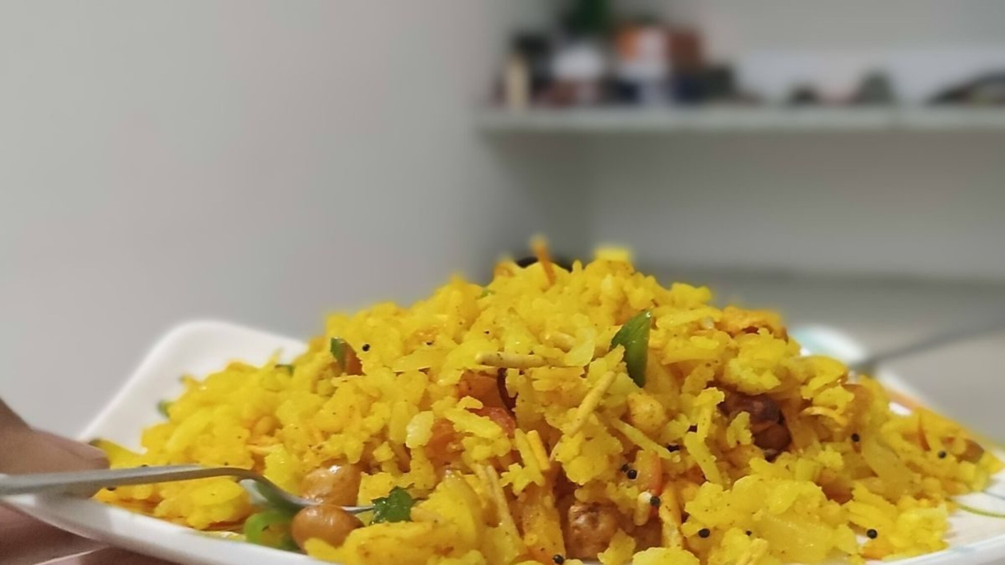 Kitchen Tips : कांदेपोहे बनवताना पोहे पाण्यात किती वेळ भिजवायचे? शेफने सांगितला परफेक्ट टाइम