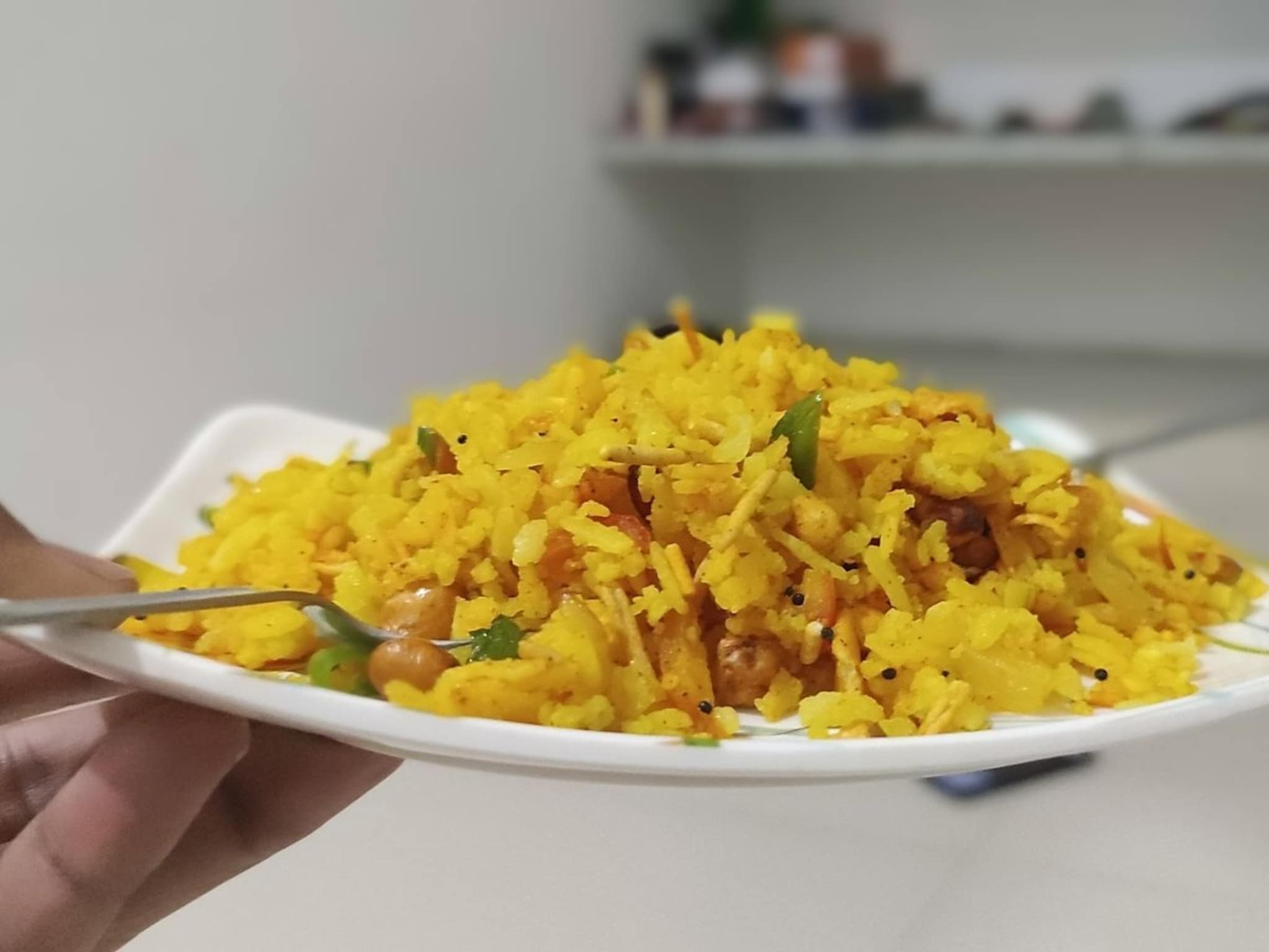 Kitchen Tips : कांदेपोहे बनवताना पोहे पाण्यात किती वेळ भिजवायचे? शेफने सांगितला परफेक्ट टाइम