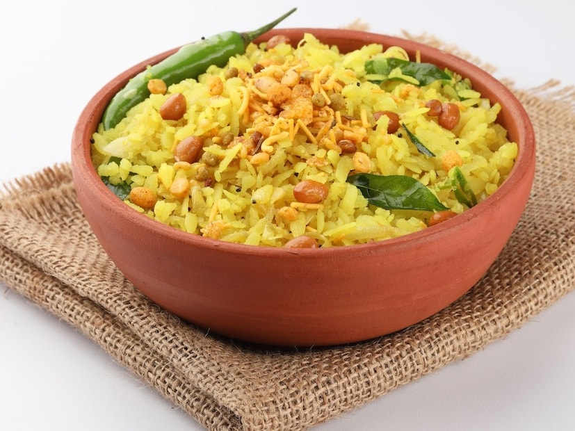 परफेक्ट कांदेपोहे होण्यासाठी ते नीट भिजले पाहिजेत. कांदेपोहे भिजवण्याचा परफेक्ट टाइमिंग एक शेफनेच सांगितला आहे. शेफ कुलदीप यांनी त्यांच्या राणा रेसिपी चॅनेलवर हा व्हिडीओ पोस्ट केला आहे.