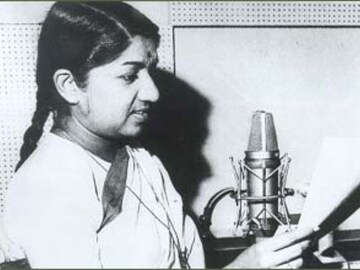 Lata Mangeshkar यांचं 3 मिनिटे 54 सेकंदाचं हे रोमँटिक साँग आजही तेवढंच हिट