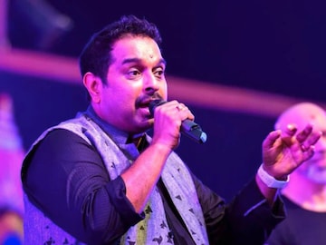 अमिताभ बच्चन यांची प्रसिद्ध गायकाला धमकी; काय आहे कारण? अमिताभ बच्चन यांची प्रसिद्ध गायकाला धमकी; काय आहे कारण?