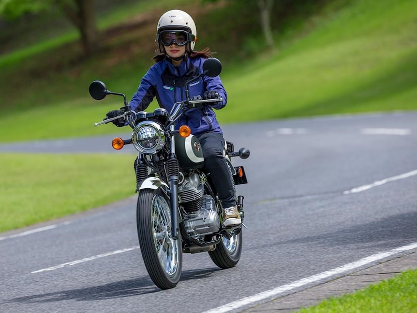 Kawasaki W230 समोर ३७mm टेलिस्कोपिक फोर्क आणि मागील बाजूस स्प्रिंग प्रीलोड ॲडजस्टेबिलिटीसह ट्विन शॉक्स दिले आहे. Kawasaki W230 चं सर्वात चांगली गोष्ट म्हणजे, वजनाने हलकी आहे. Kawasaki W230 चं वजन सुमारे १४३ किलोग्रॅम आहे, ज्यामुळे ती तिच्या सेगमेंटमधील इतर अवजड बाईक्सच्या तुलनेत  हलकी आहे.