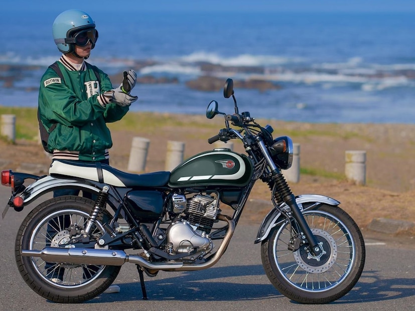 Kawasaki W230 बद्दल बोलायचं झालं तर ही एक रेट्रो डिझाईनसह येते, यात गोल हेडलॅम्प, क्रोम-फिनिश्ड इंधन टाकी आणि क्लासिक साइड पॅनेलचा वापर केला आहे. Kawasaki W230 बाईकमध्ये २३३cc चे ४-स्ट्रोक, सिंगल-सिलेंडर, SOHC, २ व्हॉल्व्ह, एअर-कूल्ड इंजिन दिलं आहे.  जे अंदाजे १७ hp हॉर्सपॉवर आणि १४.० lb-ft टॉर्क जनरेट करते. हे इंजिन ६-स्पीड ट्रान्समिशनसोबत जोडलेले आहे आणि यामध्ये अँटी-लॉक ब्रेक सिस्टम (ABS) दिलं आहे. 