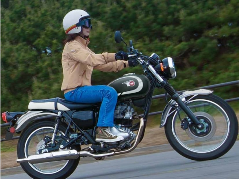 Kawasaki मोटर्सने रेट्रो रोडस्टर Kawasaki W230 ही बाईक आणली आहे. या बाईकचा लूक हा सेम बुलेटसारखाच आहे. पण, ही बाईक बुलेट पेक्षा वजनाने हलकी आहे. २०२६ मध्ये ही बाईक अधिकृतरित्या लाँच होणार आहे. भारतात सध्या विकल्या जात असलेल्या W175 च्या जागी W230 जागा घेणार आहे.  या बाईक चं इंजिन हे 233 cc क्षमतेचं आहे.  भारतात ती रॉयल एनफिल्डच्या Royal Enfield Hunter 350 ला थेट टक्कर देईल.
