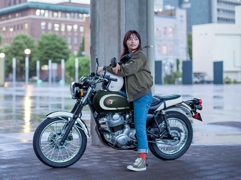 Kawasaki W230 ची सीटची उंची फक्त ७४५mm (२९.३ इंच) आहे. ही कमी सीटची उंची आणि हलके वजन या बाईकला नवीन रायडर्ससाठी बेस्ट आहे. कारण ट्रॅफिकमध्ये तिला हाताळणं खूप सोपं जाईल. बाईकमध्ये १२-लिटरची इंधन टाकी दिली आहे.