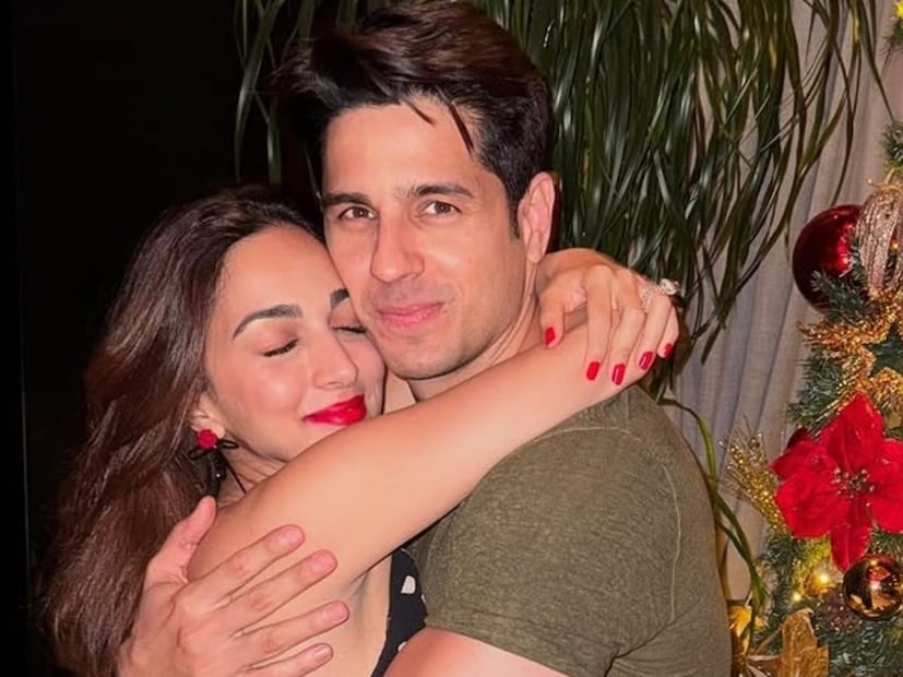  कियारा आडवाणी आणि सिद्धार्थ मल्होत्रा यांनी आता आपल्या लेकीचा पहिला फोटो सोशल मीडियावर शेअर केला आहे. हा फोटो शेअर करत त्यांनी लेकीचं नावदेखील जाहीर केलं आहे.